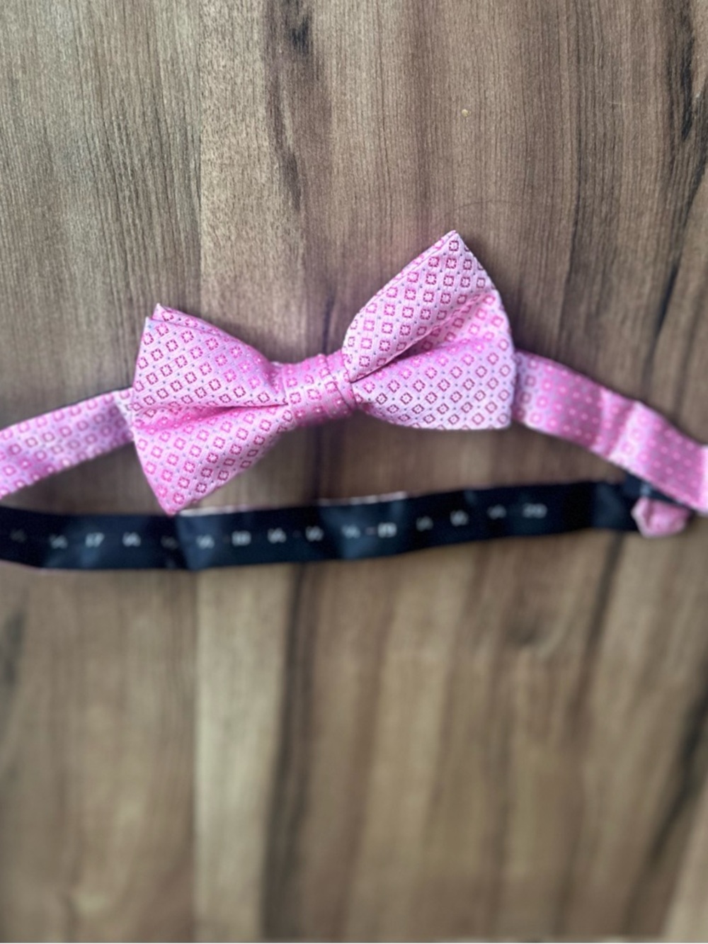Men's Pink Patterned Bow Tie - Classic Formal Accessory